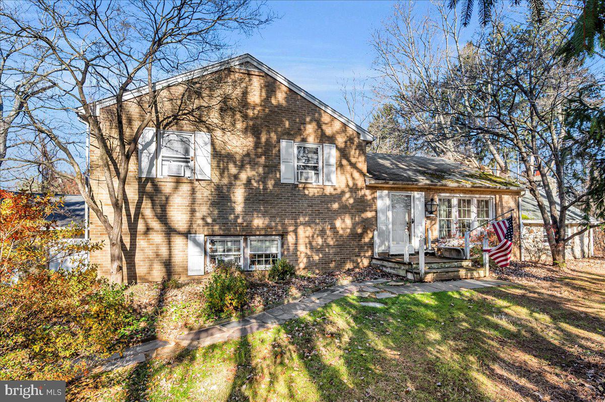 995 Smithbridge Road Glen Mills, PA 19342 - Photo 2 of 20 a view of a building with a yard