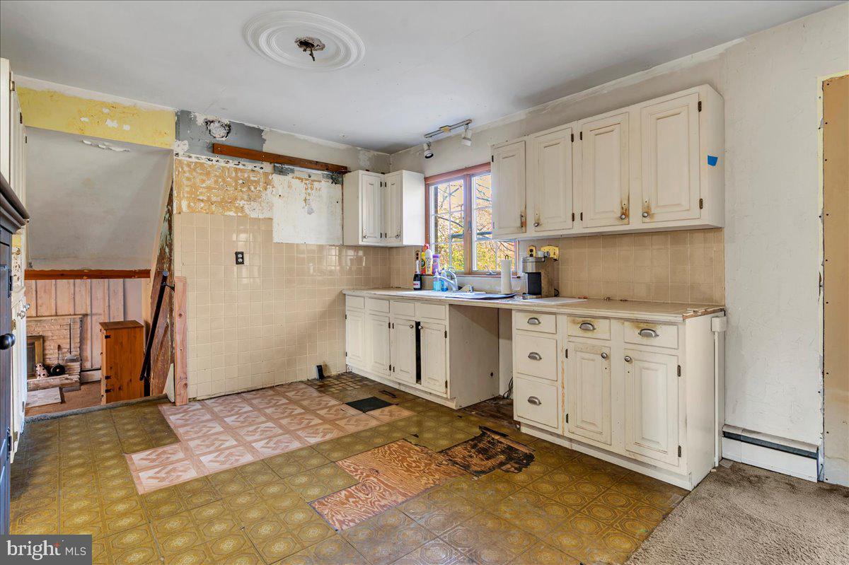 995 Smithbridge Road Glen Mills, PA 19342 - Photo 5 of 20 a room with cabinets and a window