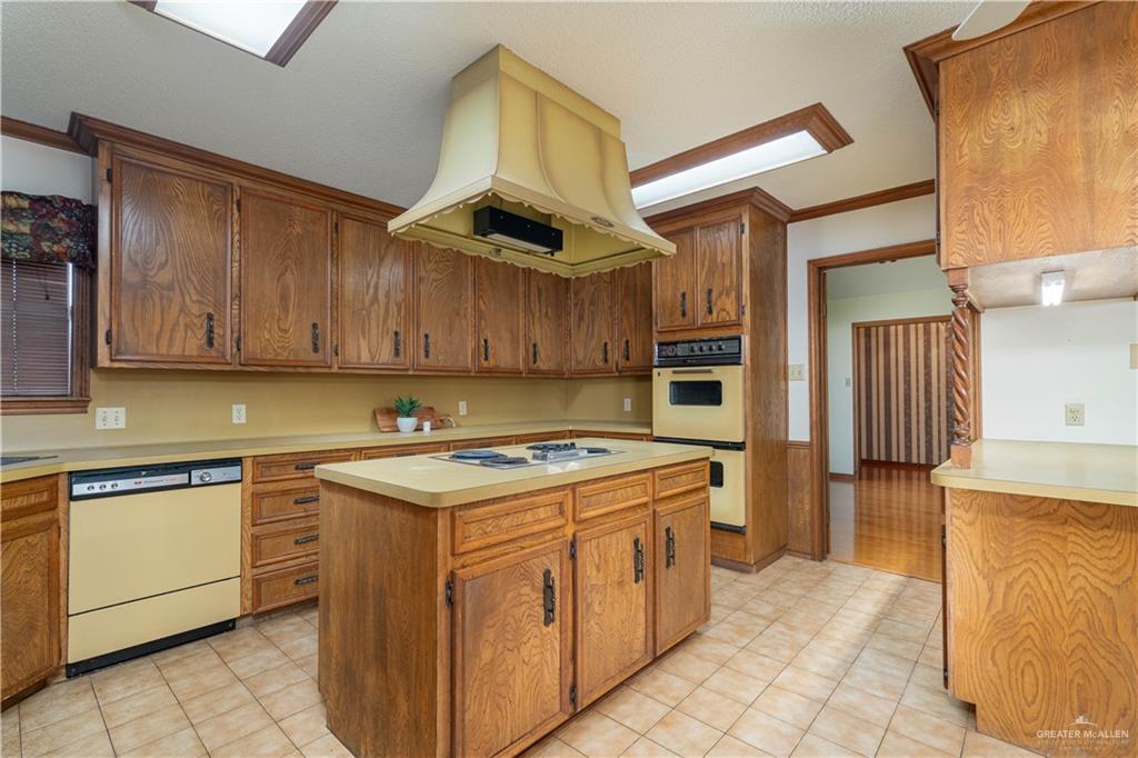 1100 Xanthisma Avenue McAllen, TX 78504 - Photo 3 of 26 a kitchen with a stove sink and cabinets