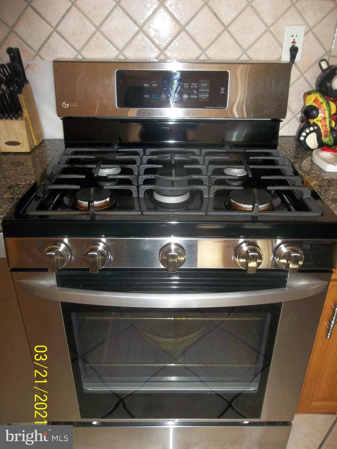 128 Madison Street Riverside, NJ 08075 - Photo 19 of 40 a close view of stove top oven