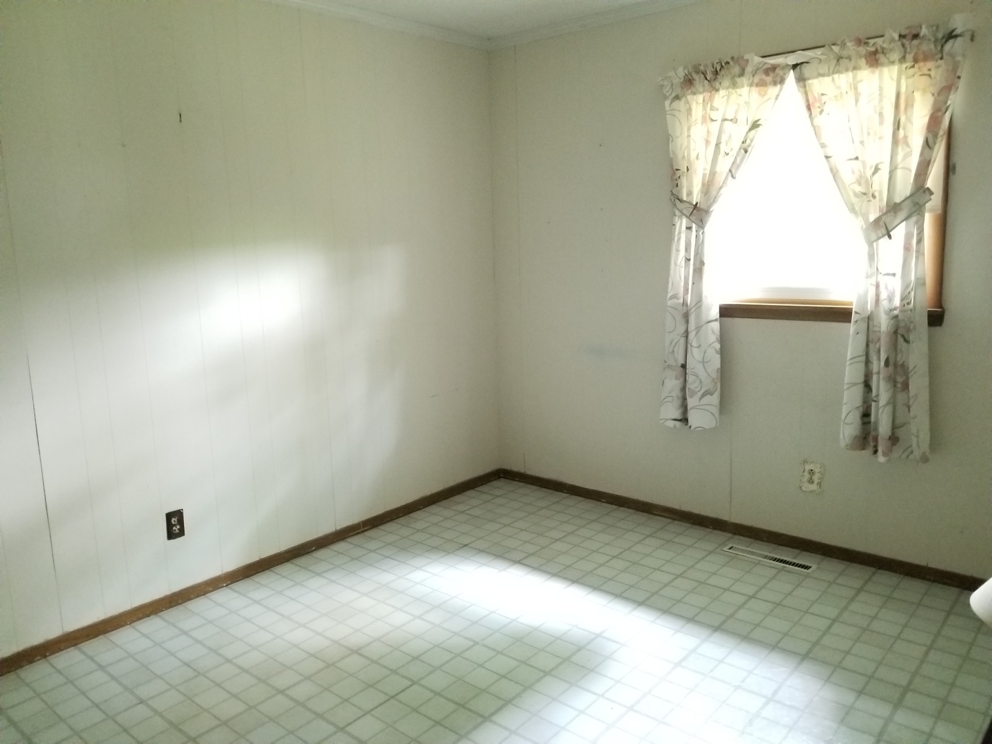 16210 Strawberry Road Morrison, IL 61270 - Photo 10 of 17 an empty room with a window