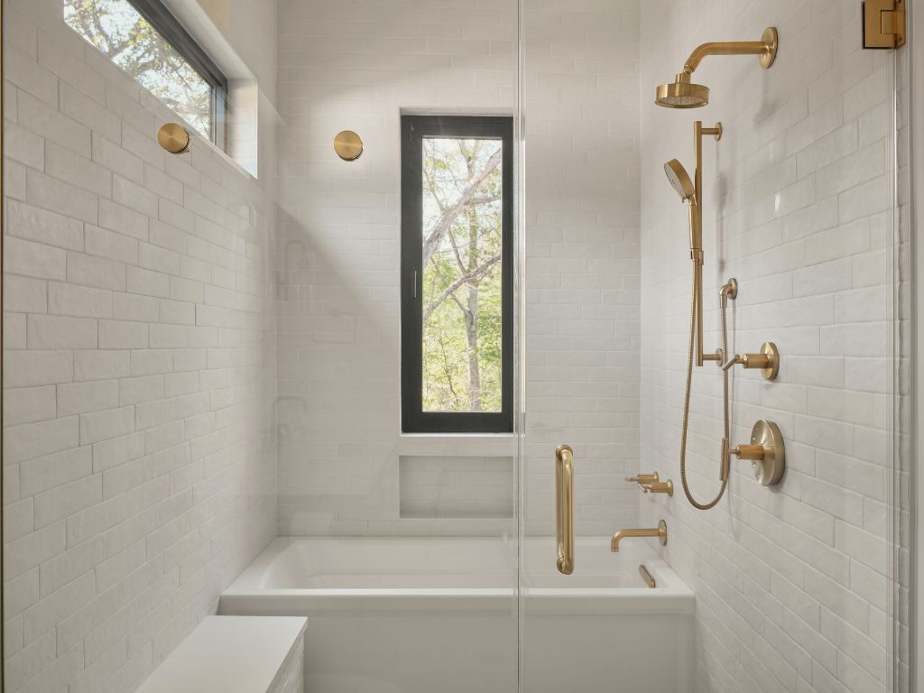 3214 Smoky Ridge Austin, TX 78730 - Photo 20 of 40 a bathroom with a bath tub