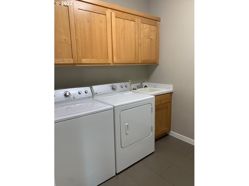 598 Oak Valley Loop Winchester, OR 97495 - Photo 7 of 21 a utility room with dryer and washer