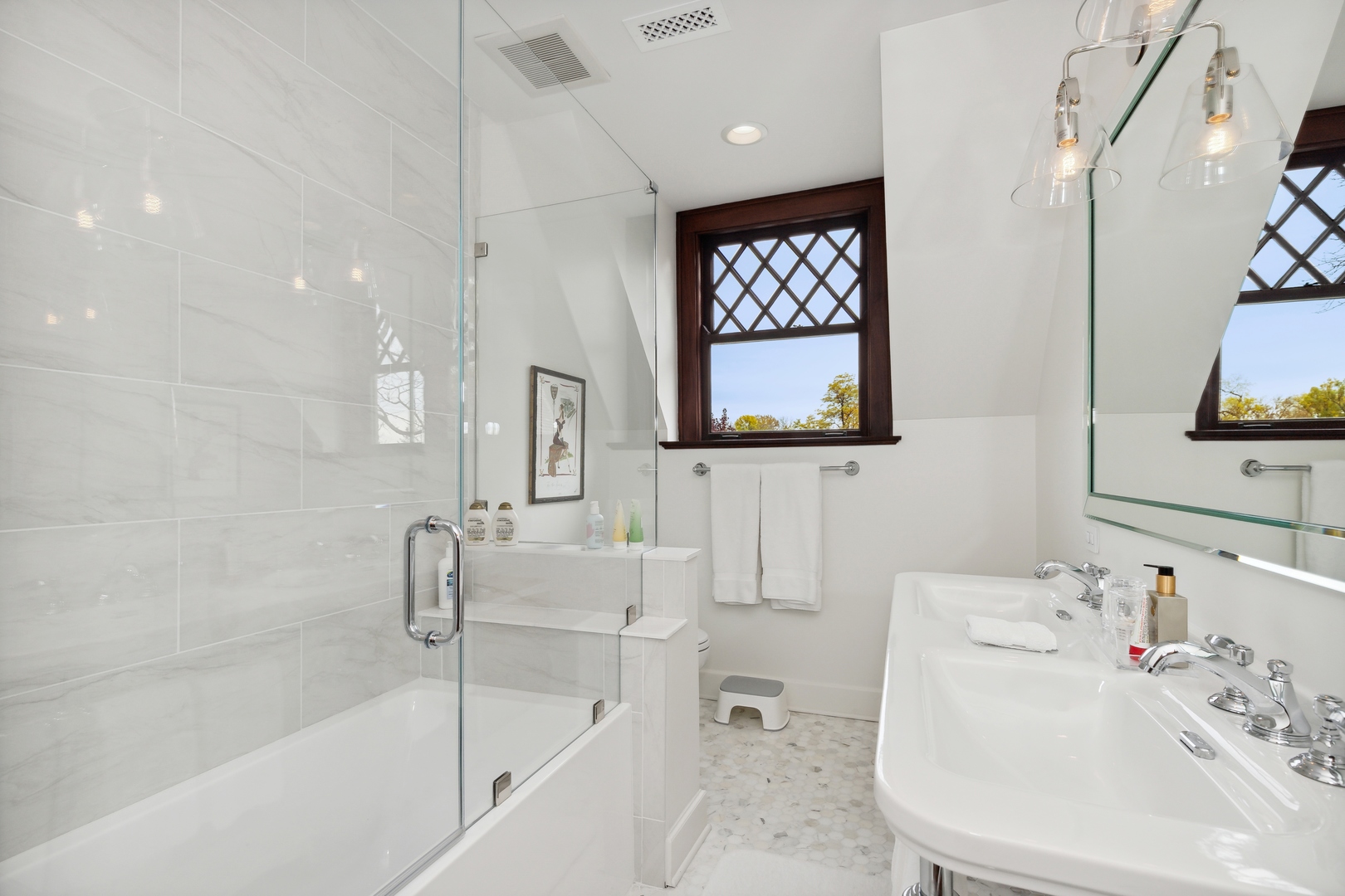 606 Tiverton Road Lake Forest, IL 60045 - Photo 29 of 48 a bathroom with a bathtub sink and mirror