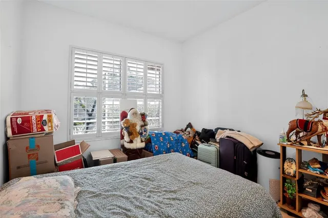 a bed room with a bed and a closet