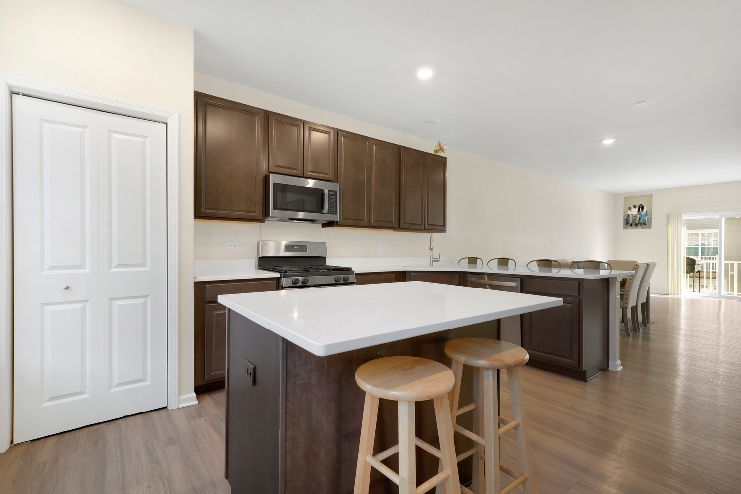 10306 Kerry Ridge Court Chicago Ridge, IL 60415 - Photo 10 of 26 a kitchen with a table and chairs in it