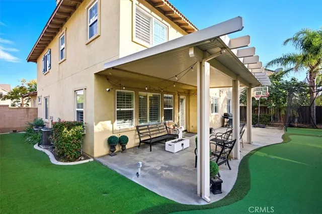 a view of a house with backyard