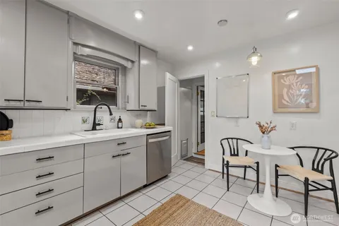 $900,000 | 9732 15th Avenue Northeast, Seattle, WA 98115