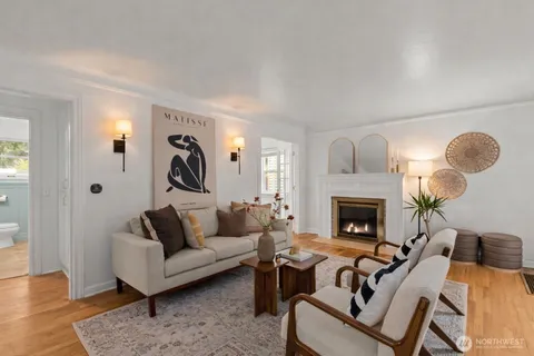 $900,000 | 9732 15th Avenue Northeast, Seattle, WA 98115