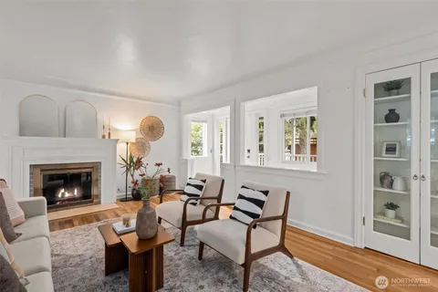 $900,000 | 9732 15th Avenue Northeast, Seattle, WA 98115