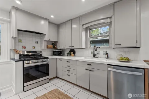 $900,000 | 9732 15th Avenue Northeast, Seattle, WA 98115