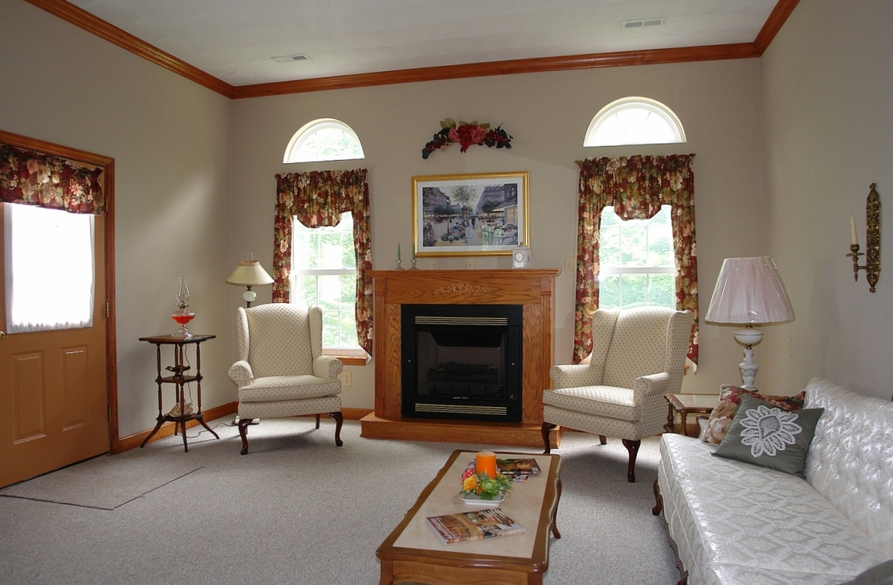 4330 Pitzer Road Roanoke, VA 24014 - Photo 3 of 6 Living Room