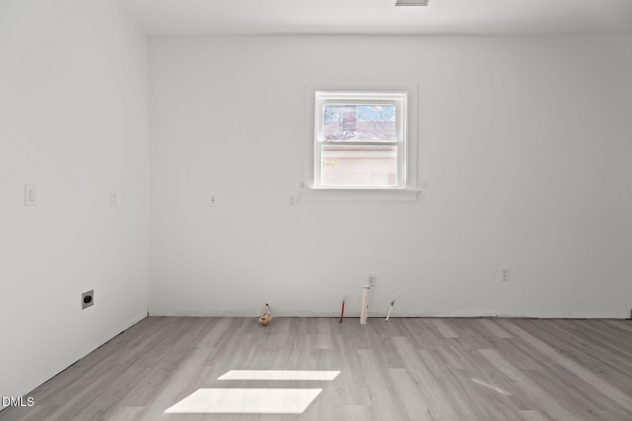 910 Gay Street Rocky Mount, NC 27804 - Photo 7 of 18 an empty room with a window
