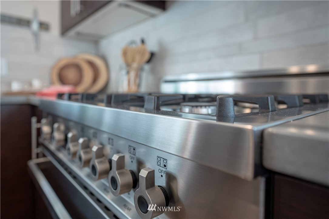 4262 Linden Avenue North Seattle, WA 98103 - Photo 14 of 40 a close view of stove