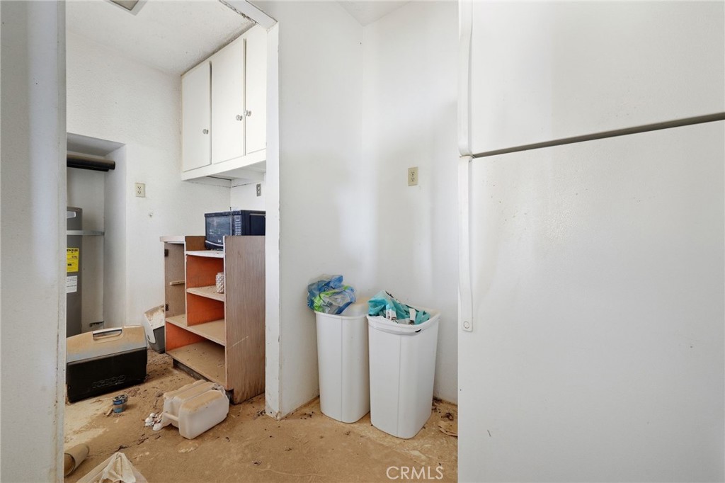 83626 Carey Road Twentynine Palms, CA 92277 - Photo 29 of 30 a room with furniture a plant and a window