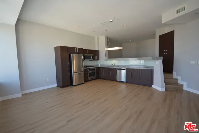 $2,595 | 1100 Wilshire Boulevard, Unit 2703, Los Angeles, CA 90017