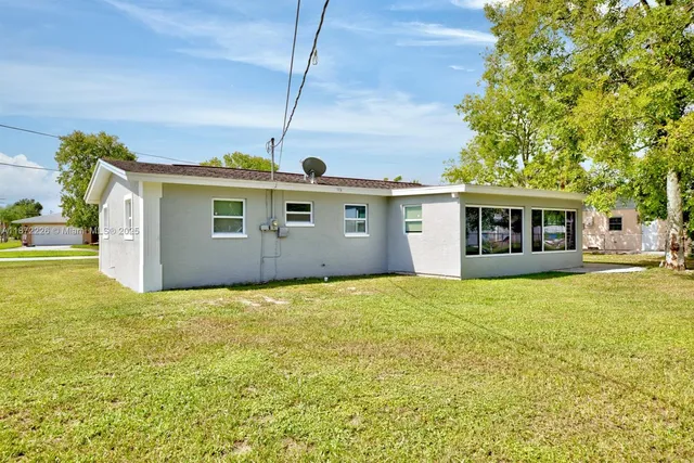 a view of a house with a backyard