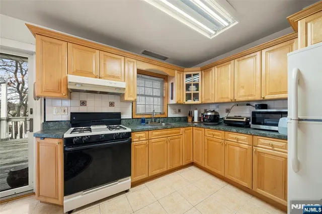 $729,000 | 525 Chestnut Street, Ridgefield, NJ 07657