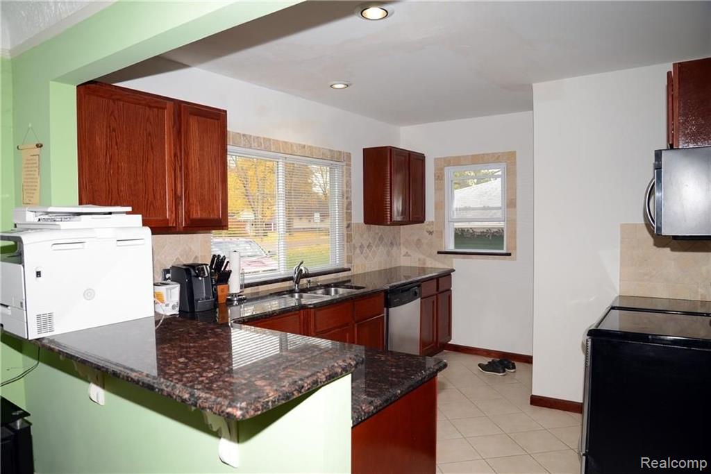 2215 West Auburn Road Rochester Hills, MI 48309 - Photo 13 of 34