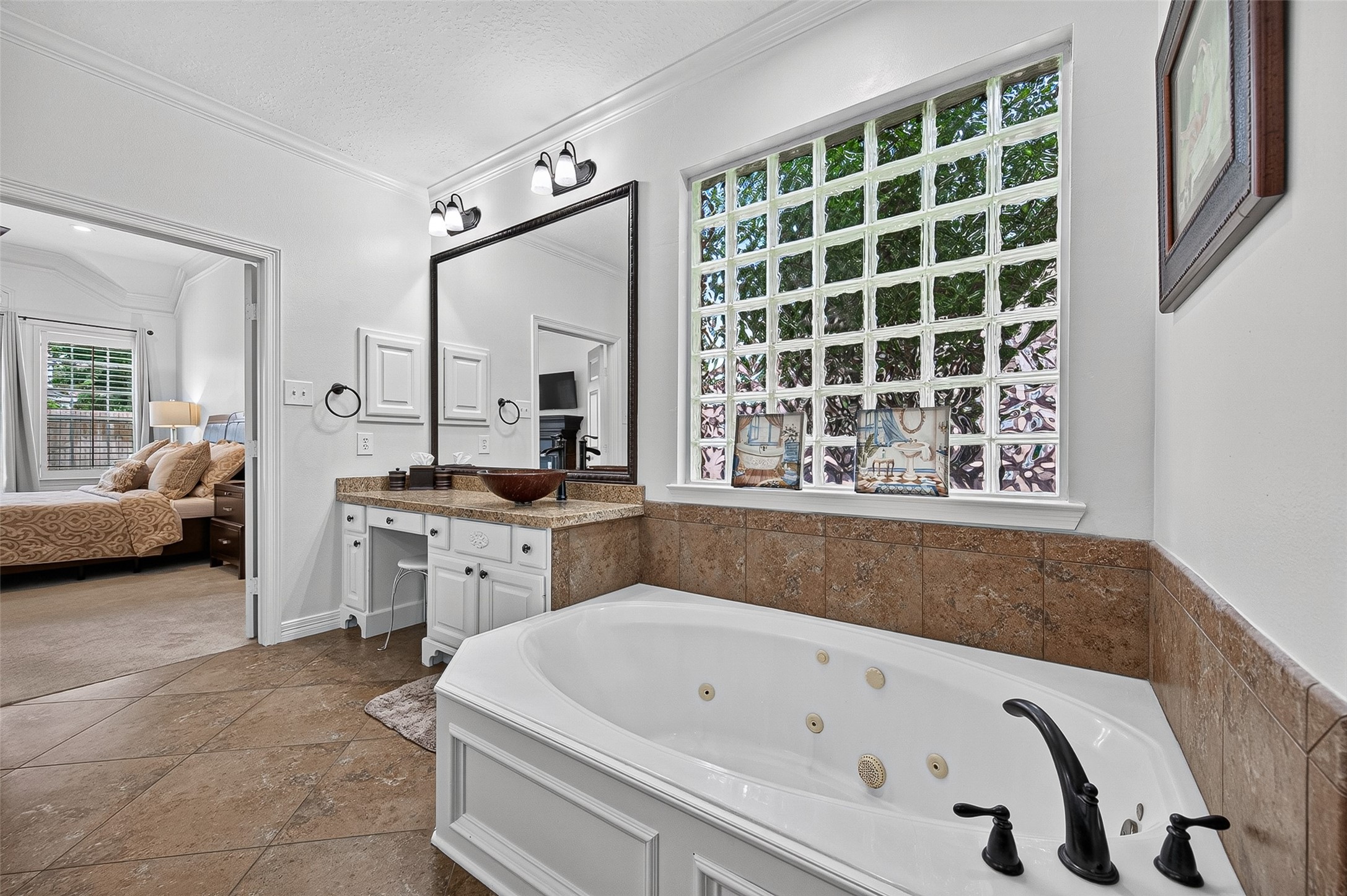 11822 Rue Beaujon Court Tomball, TX 77377 - Photo 29 of 50 An oversized jetted tub for when you want to relax at the end of a long day.