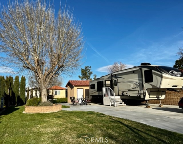 11575 Wedgewood Drive Apple Valley, CA 92308 - Photo 4 of 8 a front view of a house with a yard
