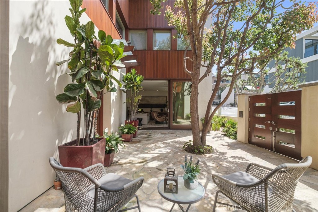 401 27th Street Manhattan Beach, CA 90266 - Photo 35 of 36 a view of a chairs and table in backyard