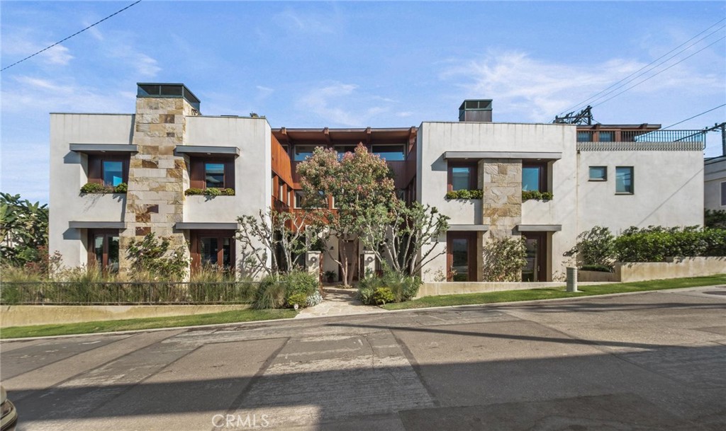 401 27th Street Manhattan Beach, CA 90266 - Photo 6 of 36 front view of a house with a yard