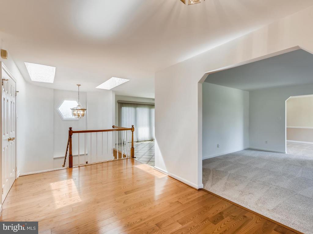 16201 Oak Hill Road Silver Spring, MD 20905 - Photo 3 of 34 Foyer
