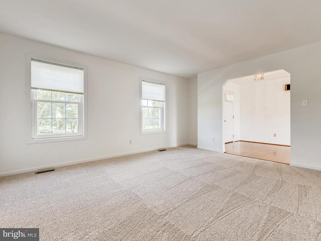 16201 Oak Hill Road Silver Spring, MD 20905 - Photo 4 of 34 Living Room