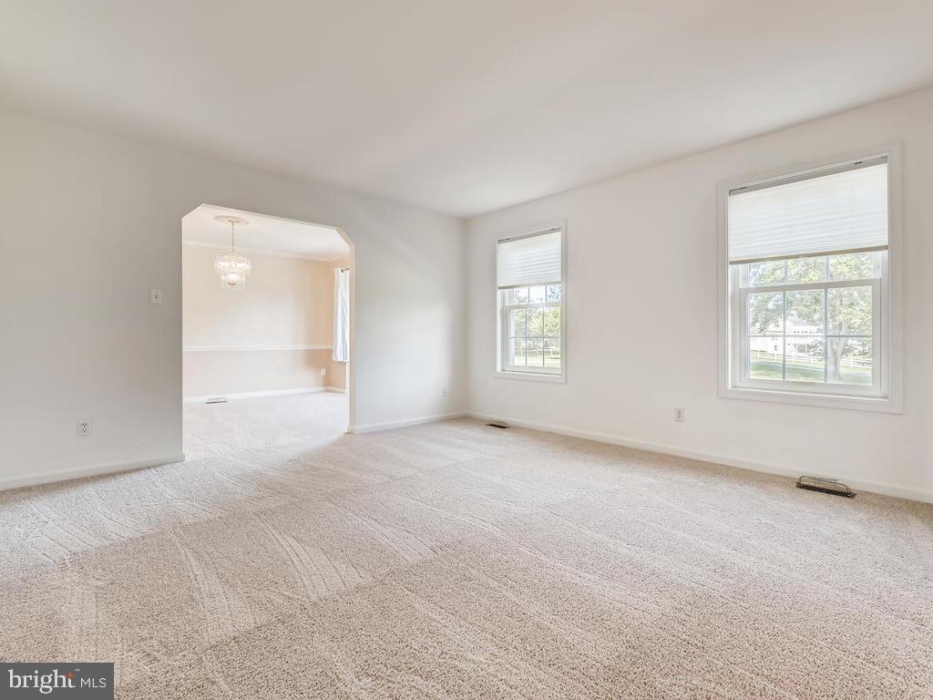 16201 Oak Hill Road Silver Spring, MD 20905 - Photo 5 of 34 Living Room