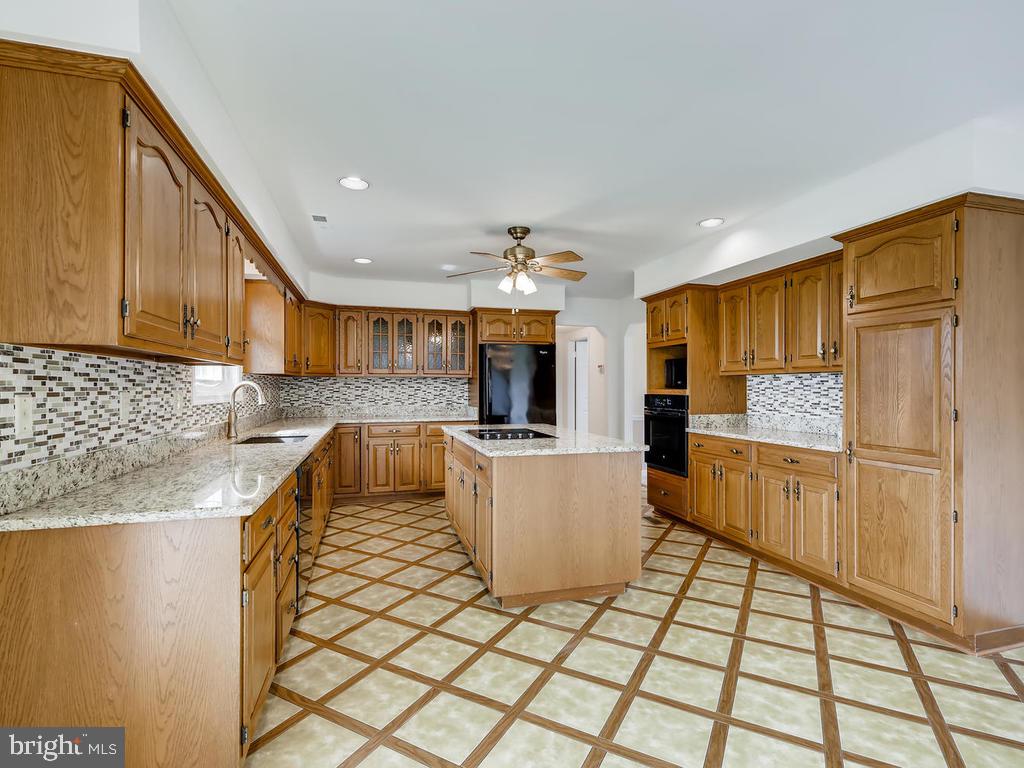 16201 Oak Hill Road Silver Spring, MD 20905 - Photo 8 of 34 Kitchen
