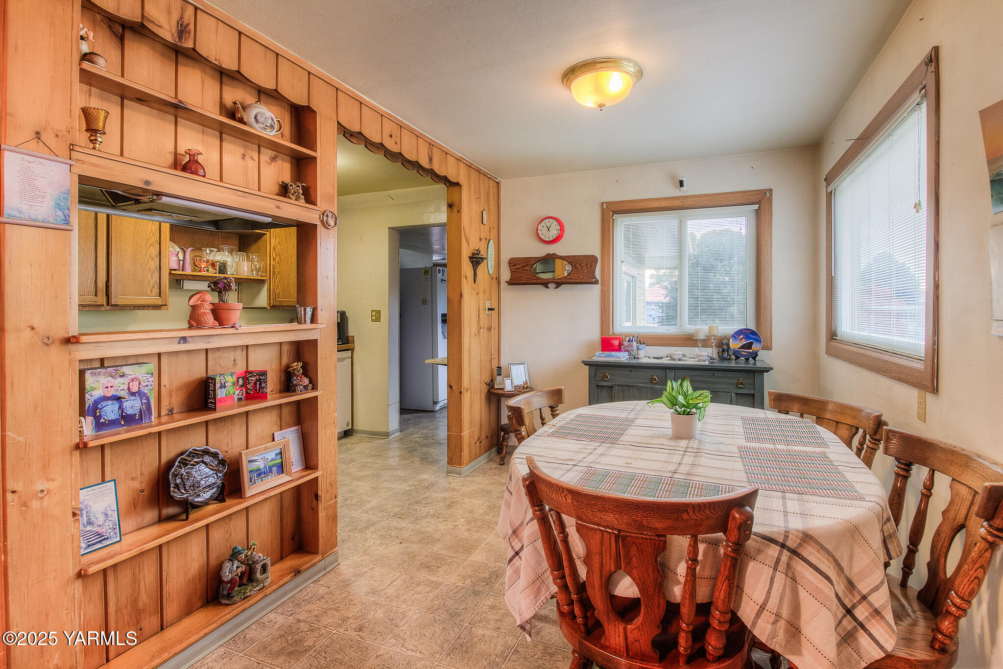806 Madison Avenue Toppenish, WA 98948 - Photo 11 of 38 a living room with furniture