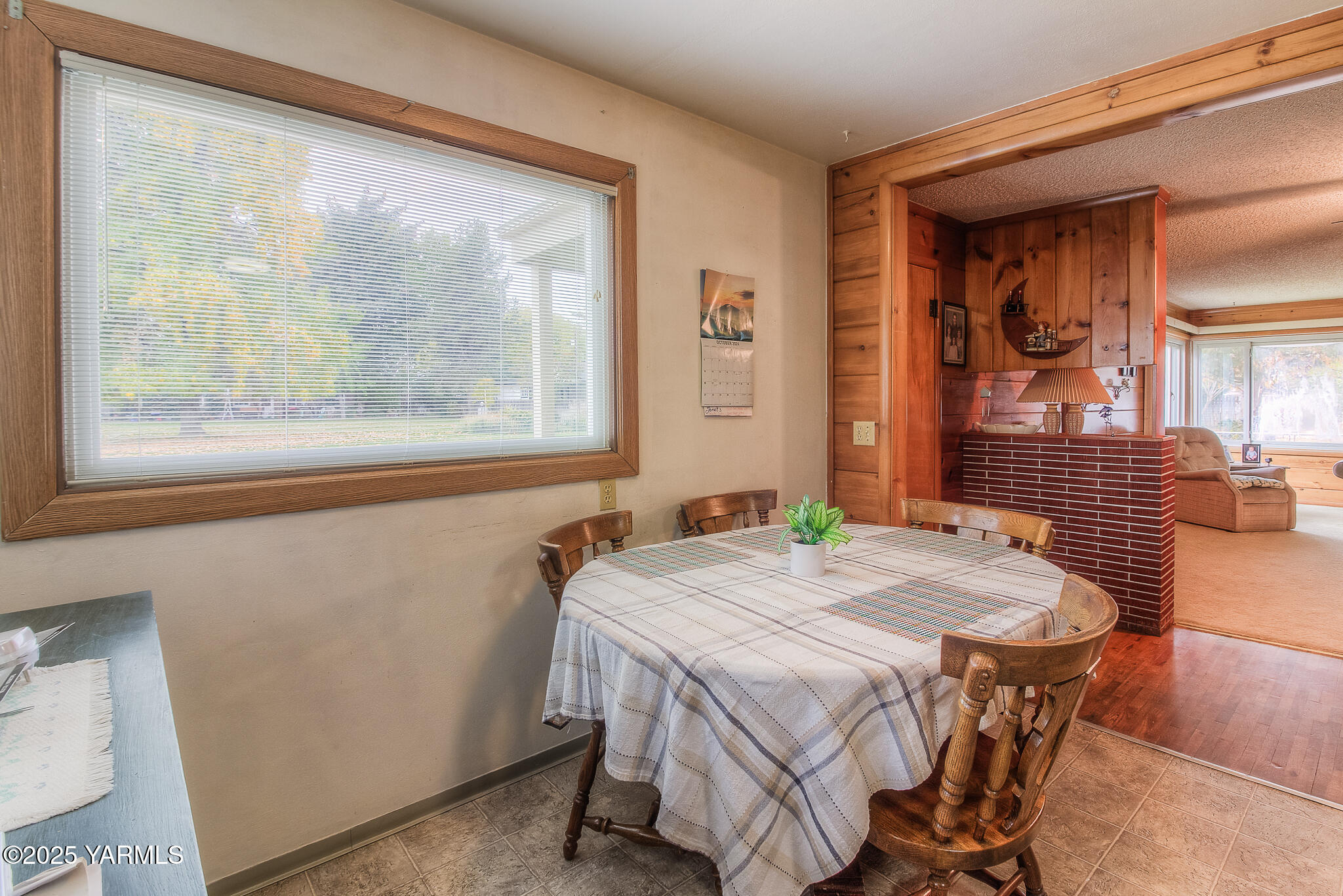 806 Madison Avenue Toppenish, WA 98948 - Photo 12 of 38 a dining room with a table and chairs