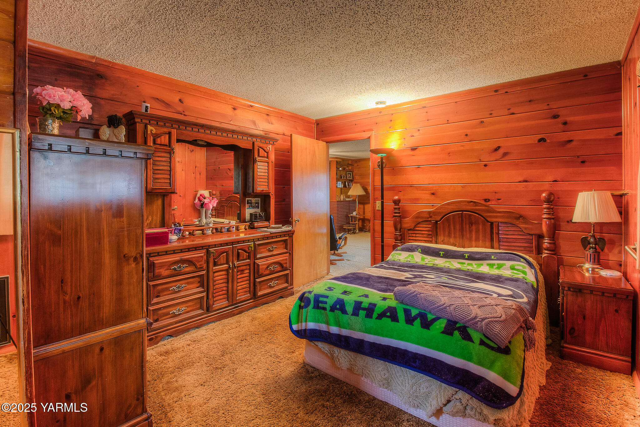 806 Madison Avenue Toppenish, WA 98948 - Photo 16 of 38 a bedroom with a bed and a dresser