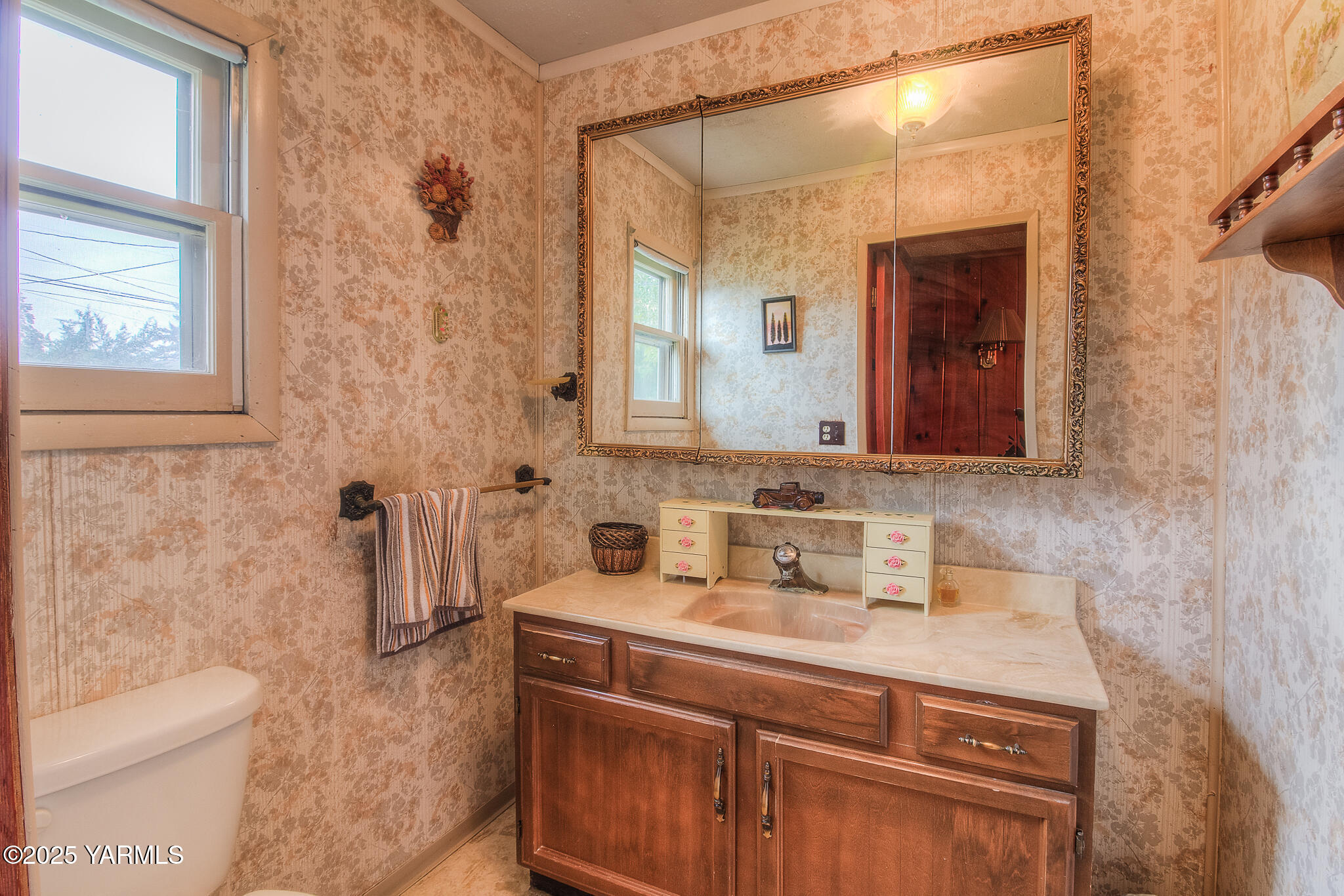 806 Madison Avenue Toppenish, WA 98948 - Photo 19 of 38 a bathroom with a sink a toilet and mirror
