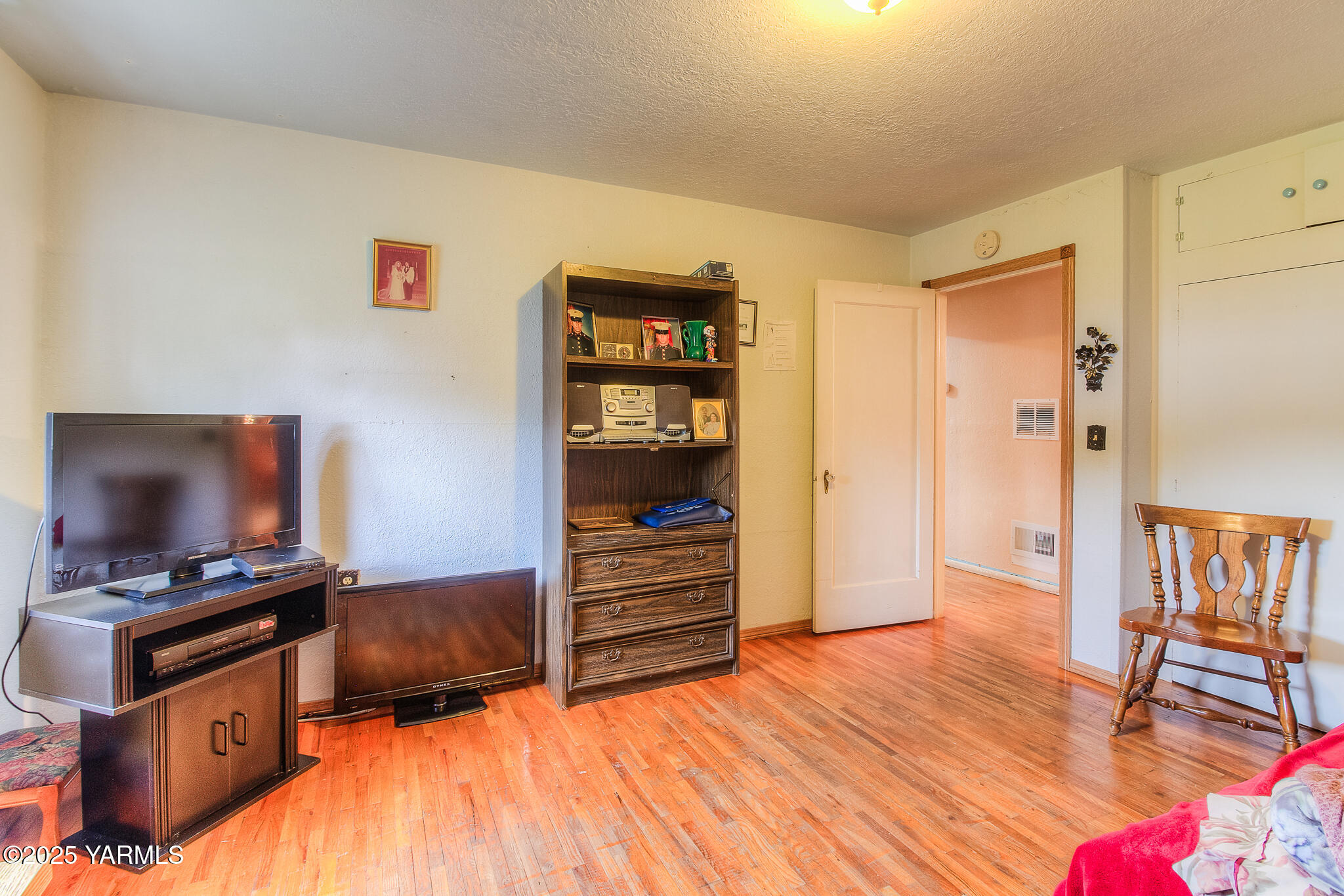 806 Madison Avenue Toppenish, WA 98948 - Photo 20 of 38 a room with furniture and a flat screen tv