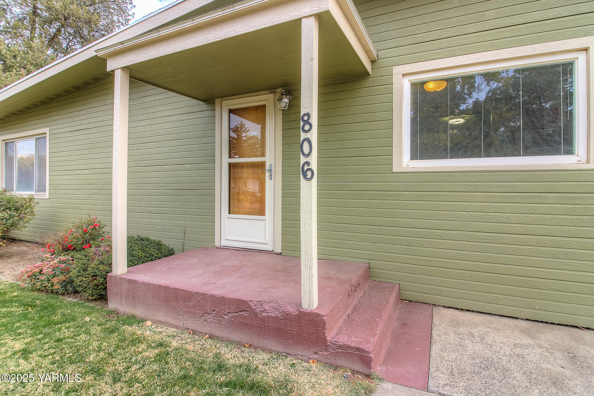 806 Madison Avenue Toppenish, WA 98948 - Photo 2 of 38 a view of a backyard with brick wall