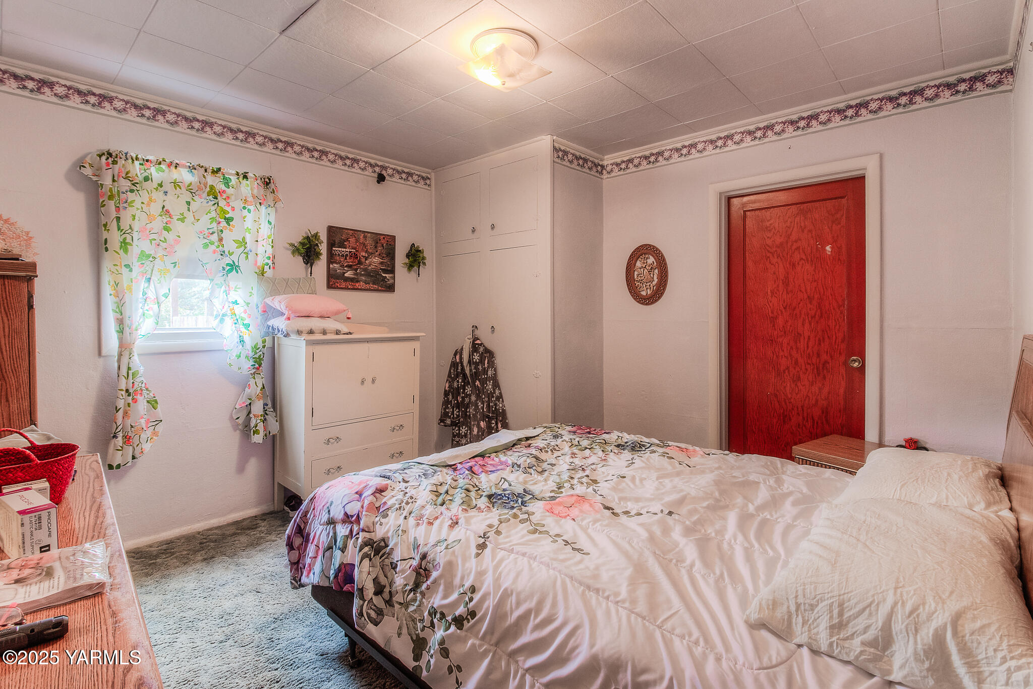 806 Madison Avenue Toppenish, WA 98948 - Photo 21 of 38 a bedroom with a bed and a window