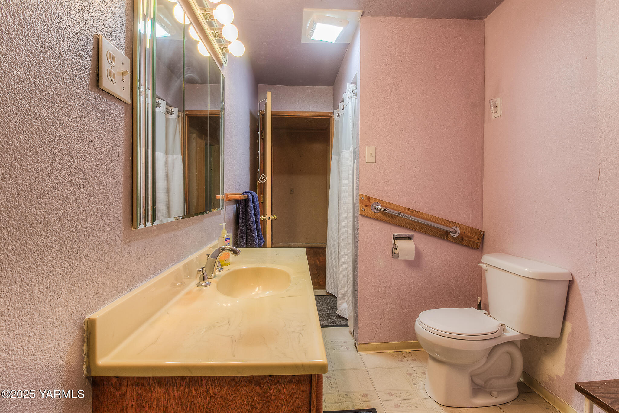 806 Madison Avenue Toppenish, WA 98948 - Photo 22 of 38 a bathroom with a sink toilet and shower