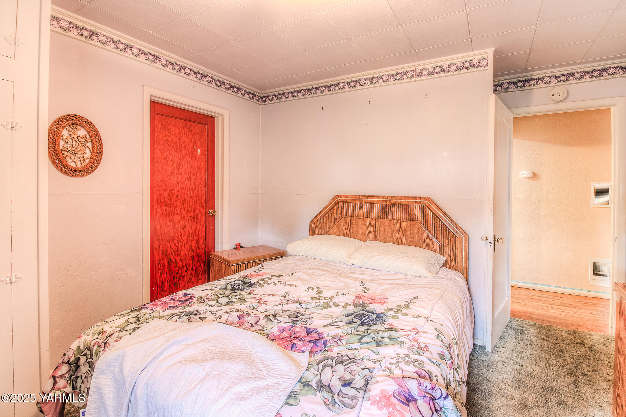 806 Madison Avenue Toppenish, WA 98948 - Photo 23 of 38 a bedroom with a bed and a table in it