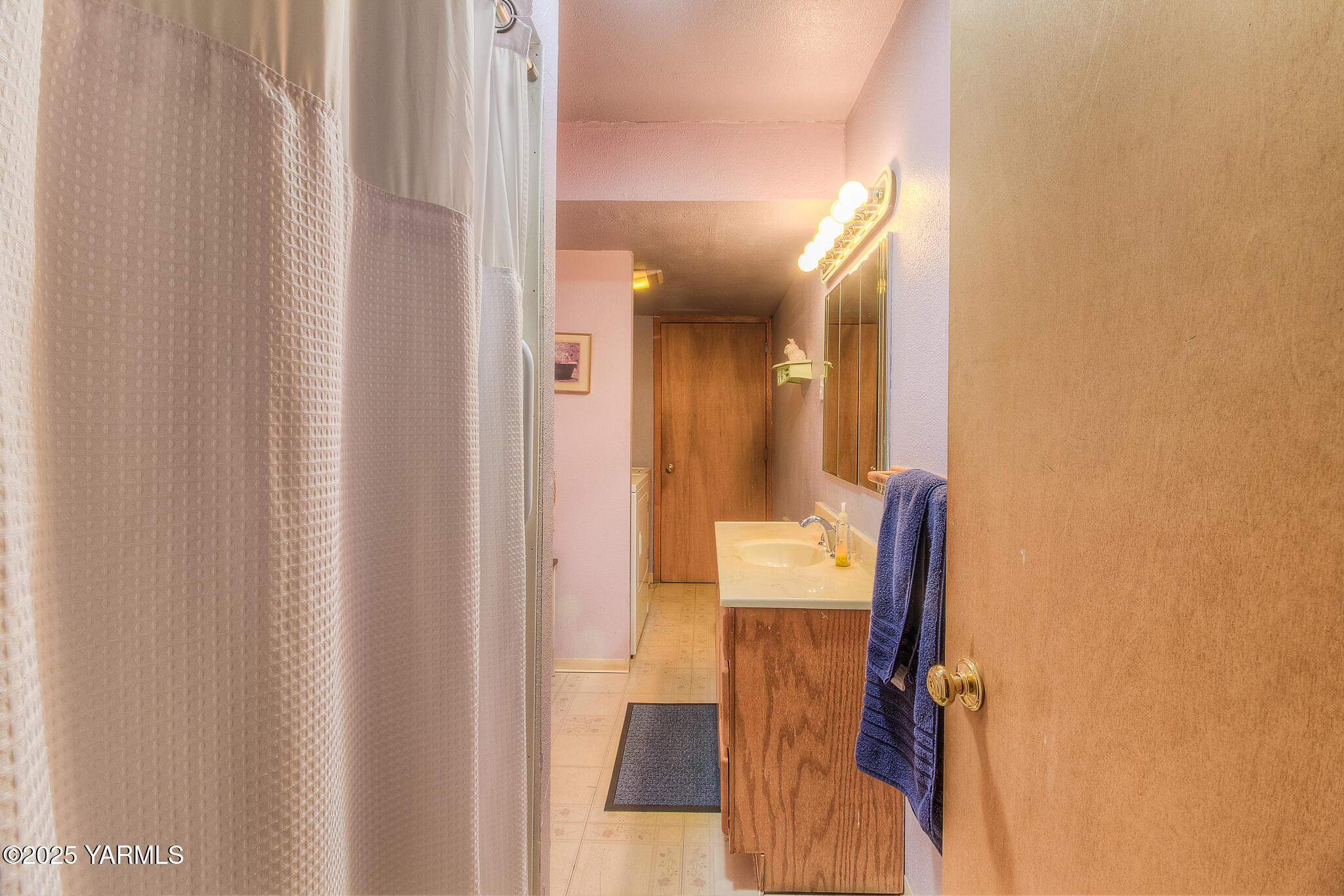 806 Madison Avenue Toppenish, WA 98948 - Photo 24 of 38 a en suite bathroom with a sink and mirror