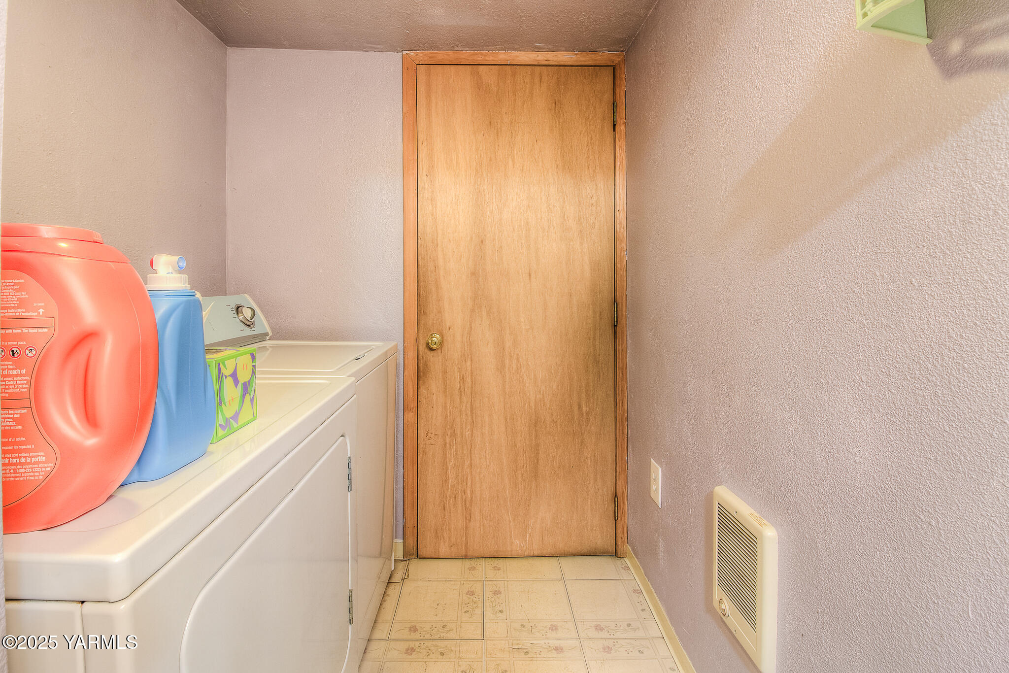 806 Madison Avenue Toppenish, WA 98948 - Photo 25 of 38 a bathroom with a sink a toilet and shower