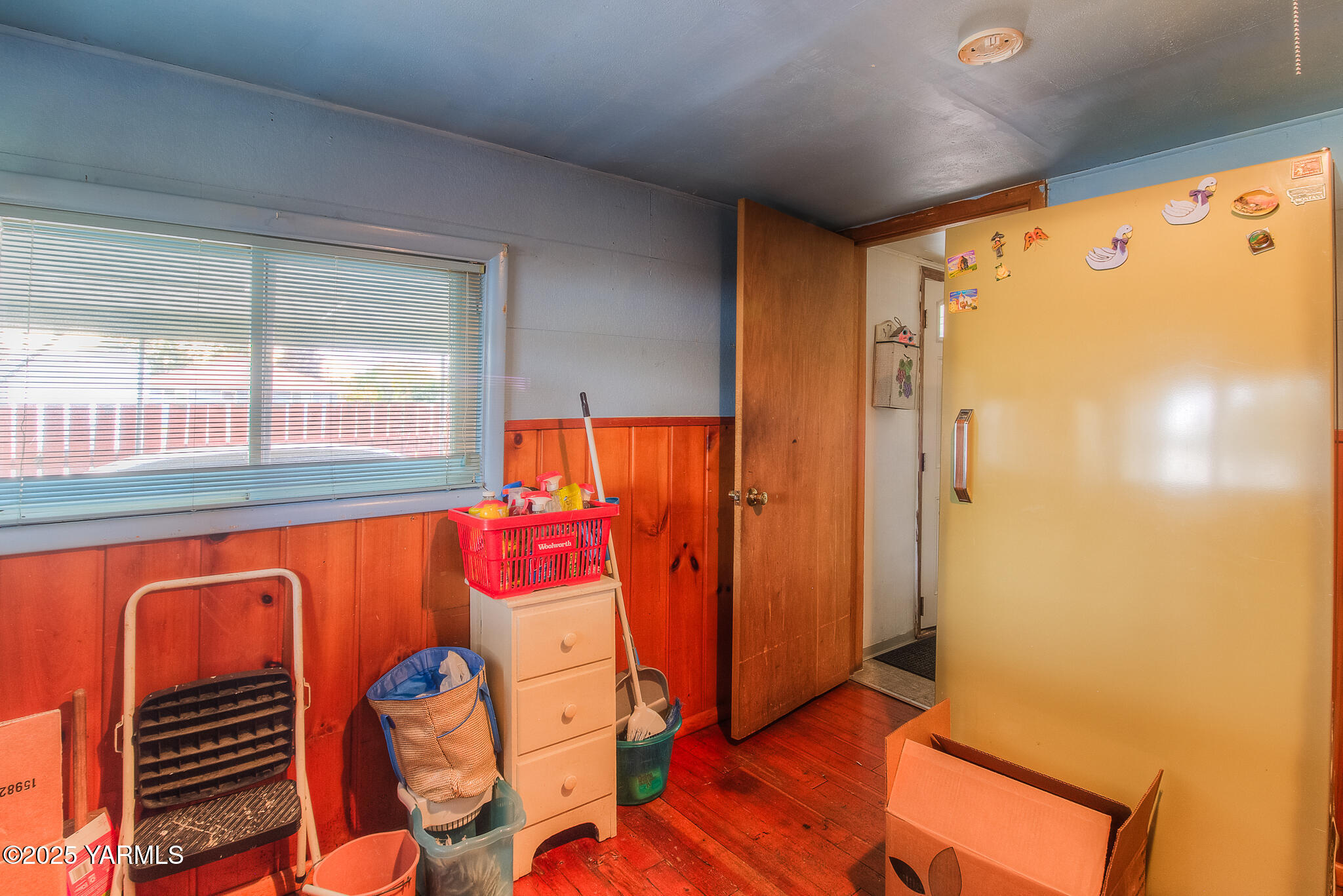 806 Madison Avenue Toppenish, WA 98948 - Photo 26 of 38 a view of an entryway with wooden floor