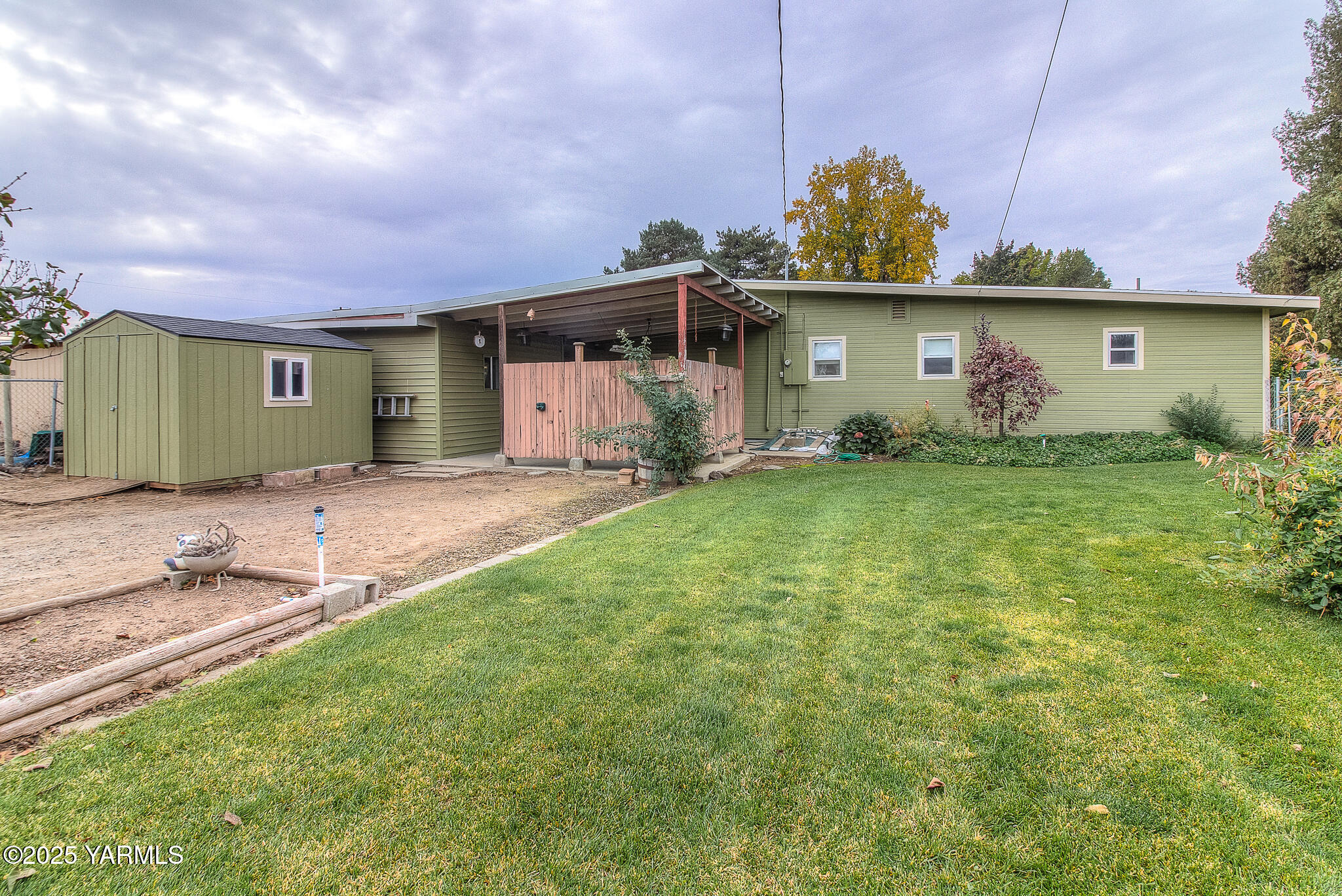 806 Madison Avenue Toppenish, WA 98948 - Photo 27 of 38 a front view of a house with garden