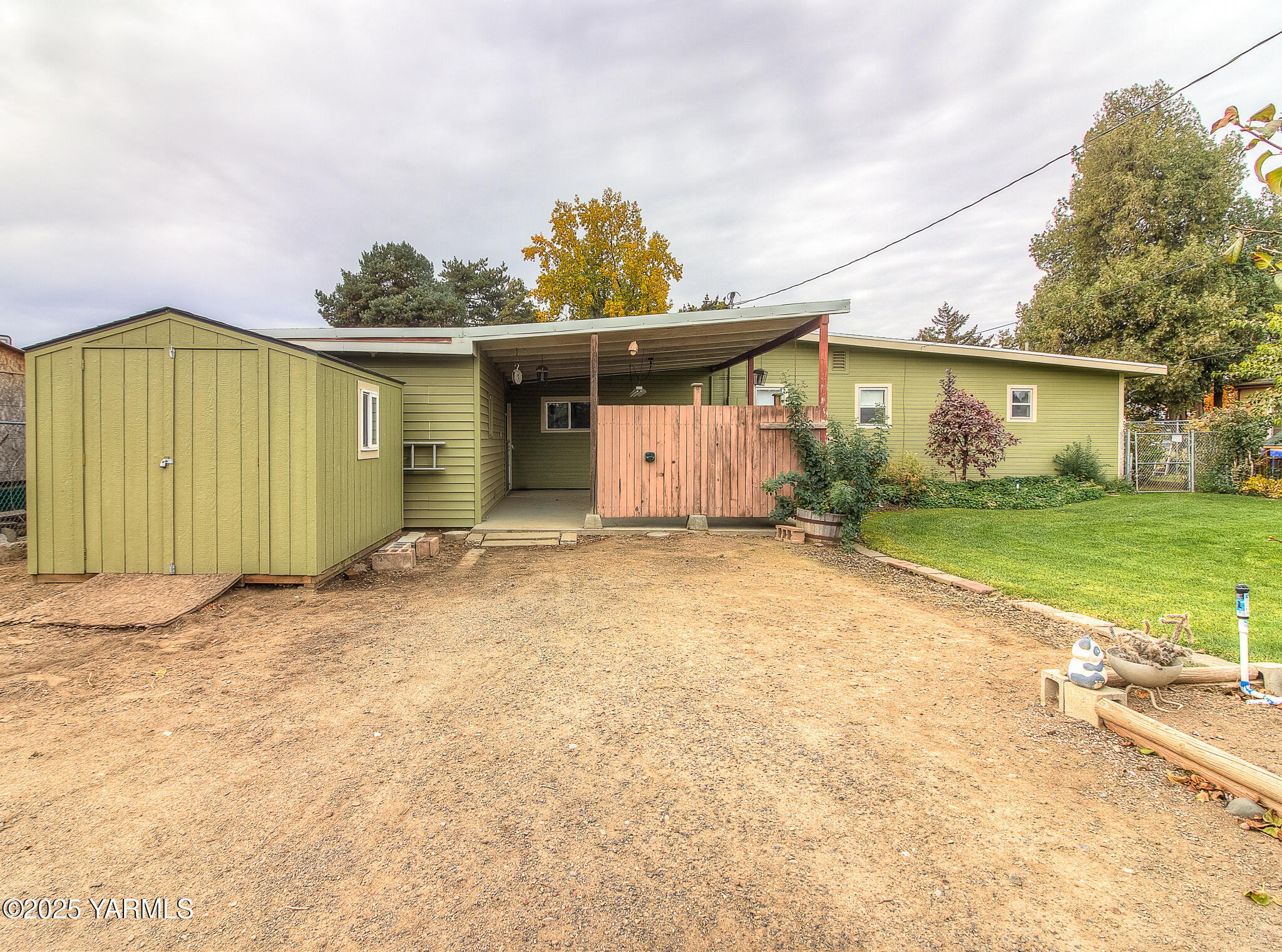 806 Madison Avenue Toppenish, WA 98948 - Photo 28 of 38 a view of a house with a yard