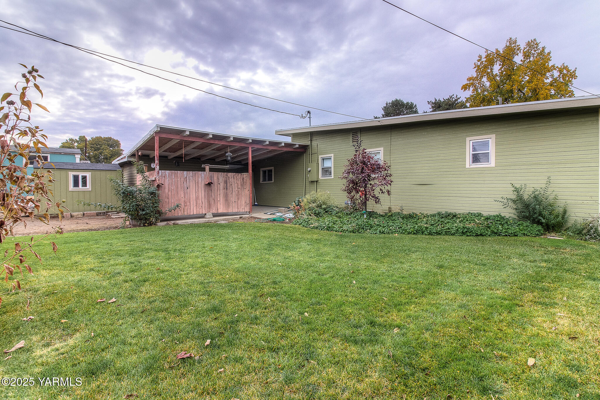 806 Madison Avenue Toppenish, WA 98948 - Photo 29 of 38 a front view of a house with garden