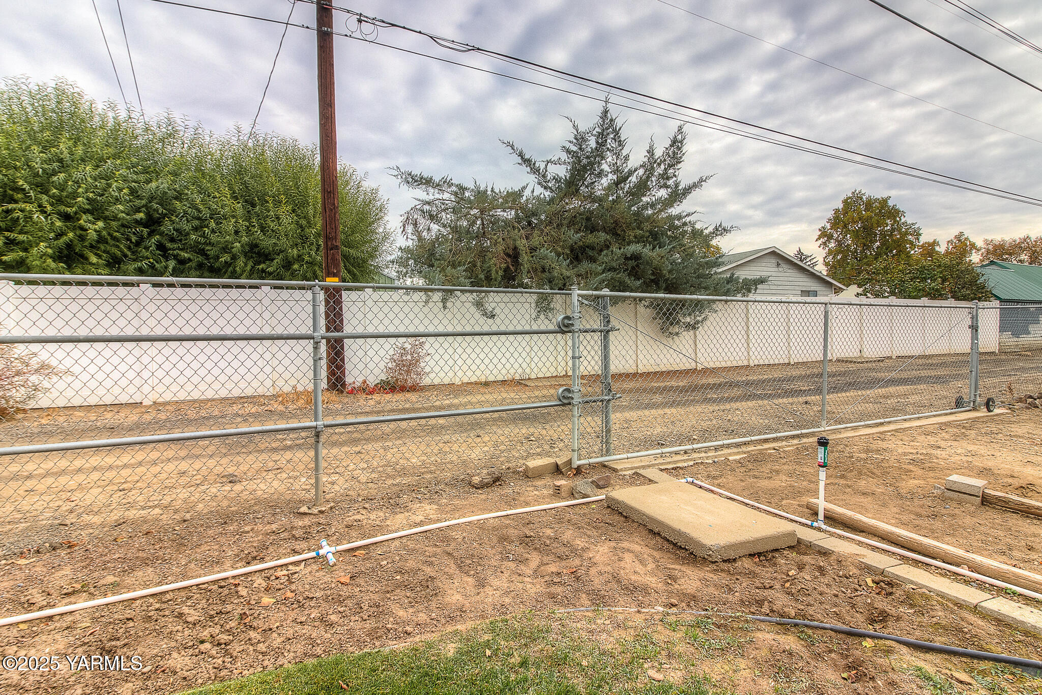 806 Madison Avenue Toppenish, WA 98948 - Photo 30 of 38 a view of a tennis court