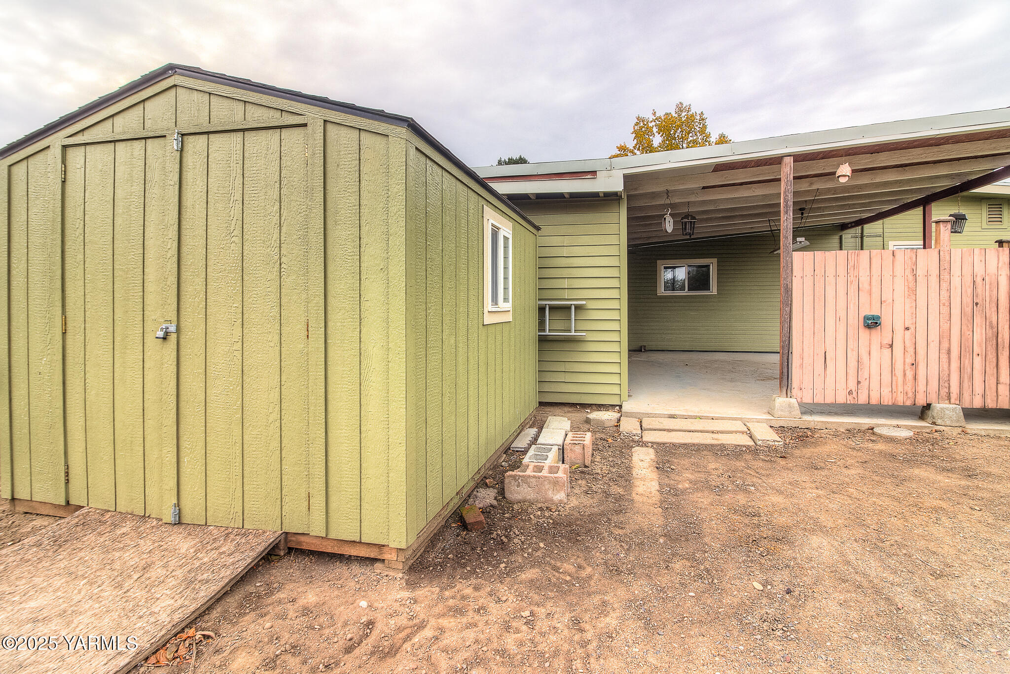 806 Madison Avenue Toppenish, WA 98948 - Photo 31 of 38 a view of a house with a wooden fence