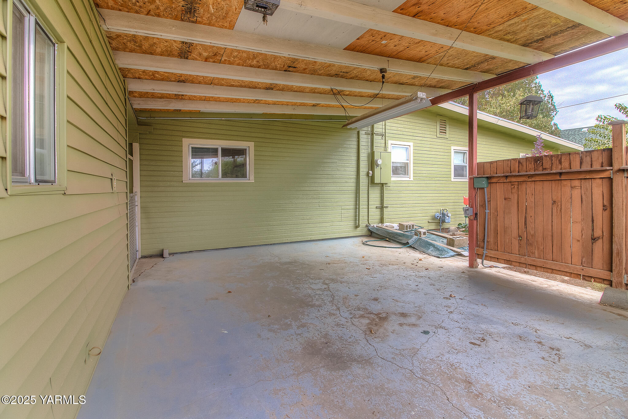 806 Madison Avenue Toppenish, WA 98948 - Photo 33 of 38 a view of a backyard