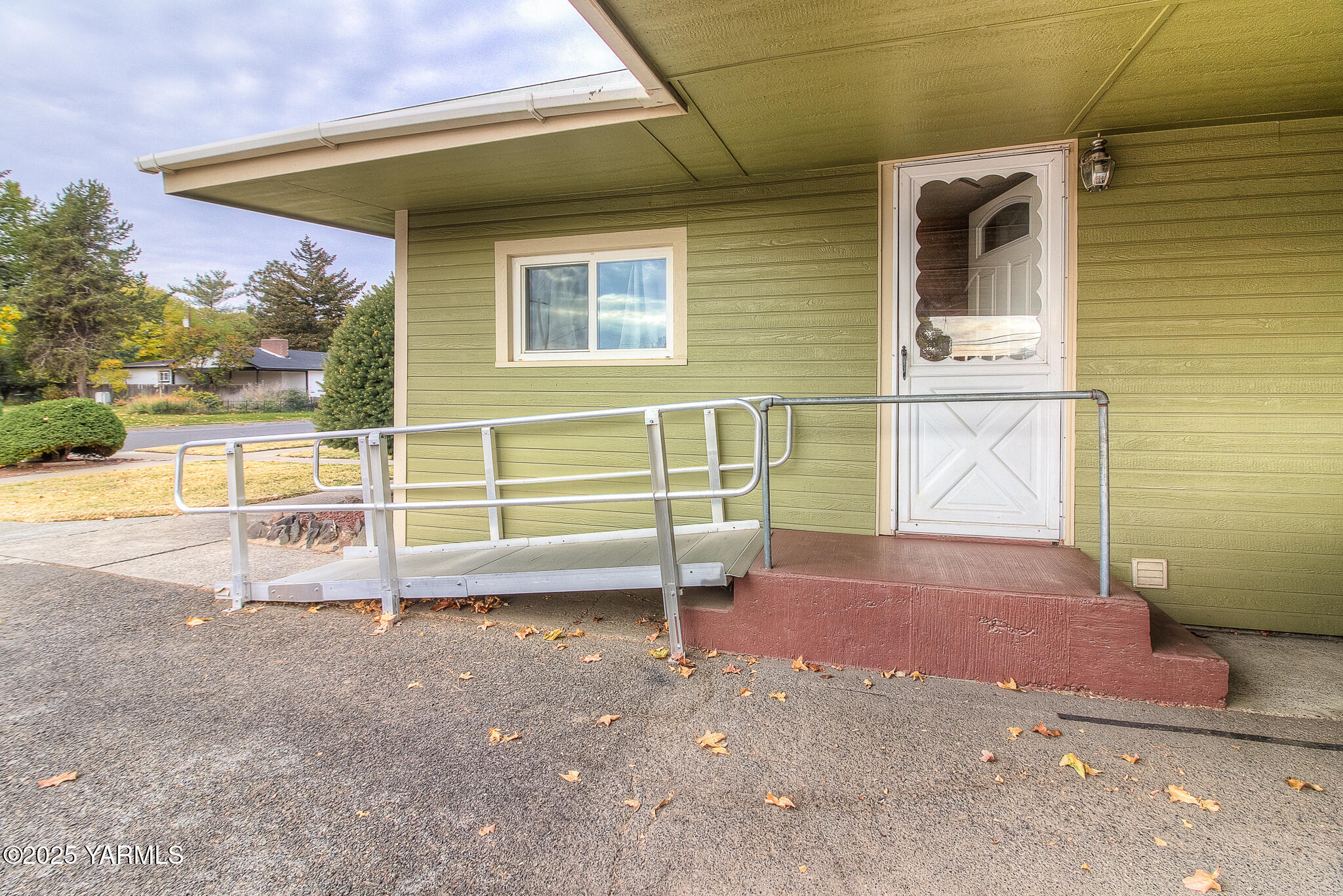 806 Madison Avenue Toppenish, WA 98948 - Photo 34 of 38 a view of a house with a yard